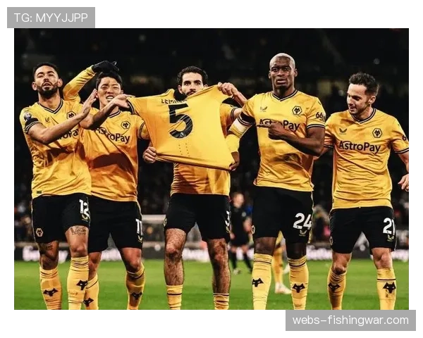 莫利纽克斯球场球迷齐声高歌,致敬即将退役的狼队传奇队长 莫利纽克斯球场球迷齐声高歌,致敬即将退役的狼队传奇队长